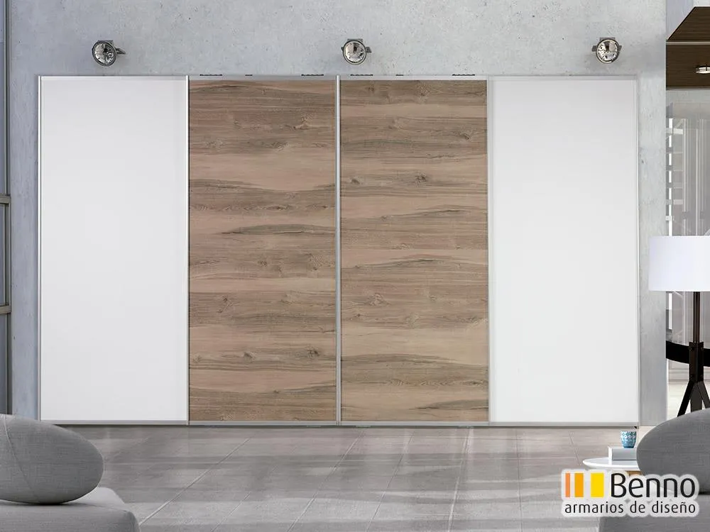 Puertas correderas de madera en un salón luminoso