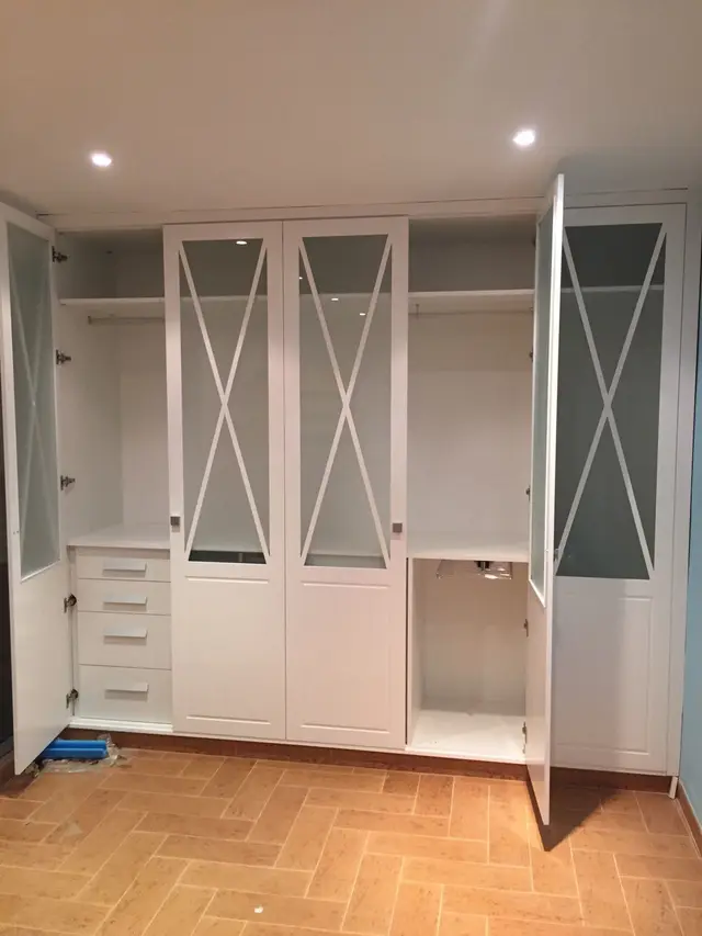 Armario blanco con puertas de cristal en aspa, trabajo de Dos Ambients
