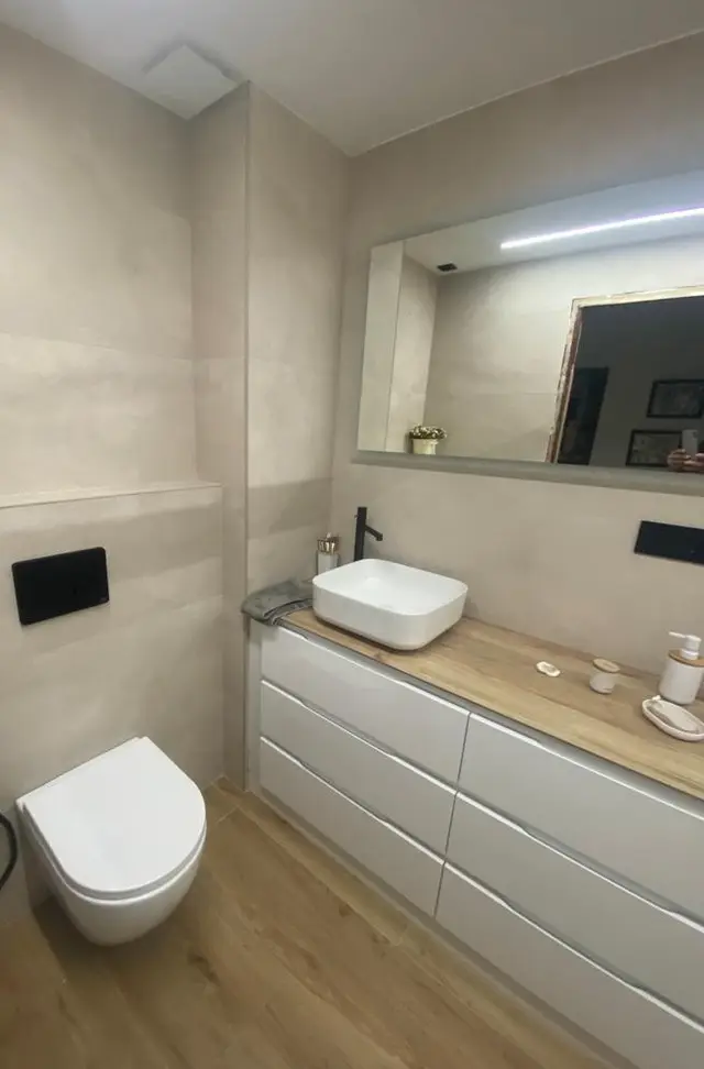 Baño con encimera de madera y lavabo sobre encimera, trabajo de Dos Ambients