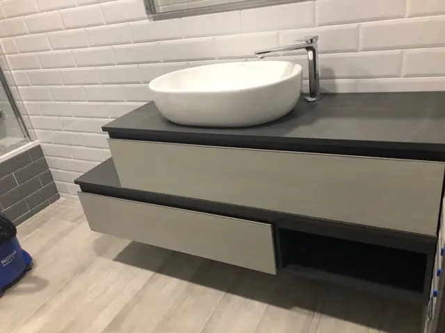 Mueble de baño suspendido en dos alturas, trabajo de Dos Ambients