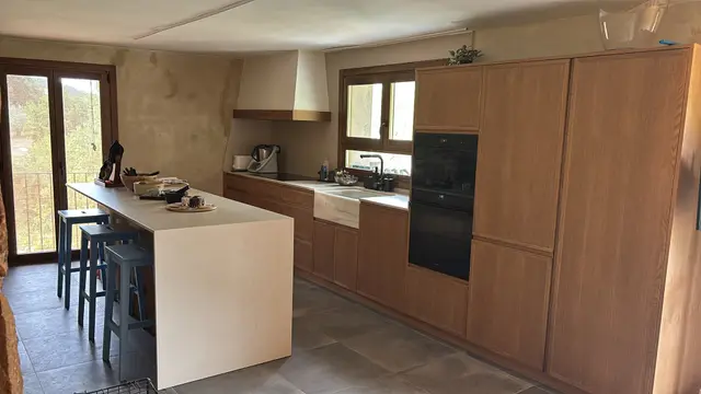 Cocina rústica en madera con isla y fregadero de mármol, trabajo de Dos Ambients