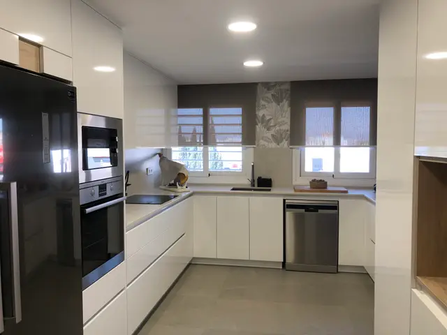Cocina blanca en U sin tiradores, trabajo de Dos Ambients